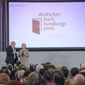 StM Monika Grütters (BKM): Verleihung Deutscher Buchhandlungspreis am 31.08.2017 in Hannover, Schloss Herrenhausen, mit Moderator Jörg Tadeusz Foto: © Kai-Uwe Knoth Termin-Nr. 188622