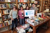 Anna Rahm mit Büchern unterwegs copyright privat